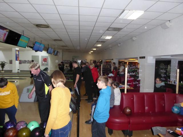 Alle Bahnen Belegt Im Bowlingcenter Genthin